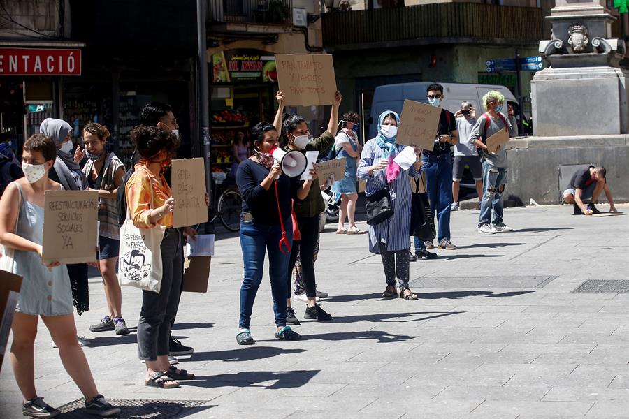 Españoles protestan en una sede de Servicios Sociales para exigir mayor apoyo a las personas vulnerables. (EFE)