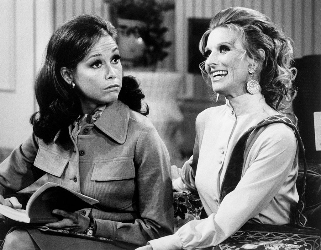 Cloris Leachman (derecha) como Phyllis Lindtrom en "The Mary Tyler Moore Show", Foto:  Bettmann/GettyImages