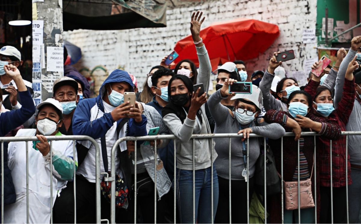Aglomeración en Lima Perú durante la segunda vuelta electoral. 6 de junio de 2021. (Klebher Vasquez/Anadolu Agency vía Getty Images)