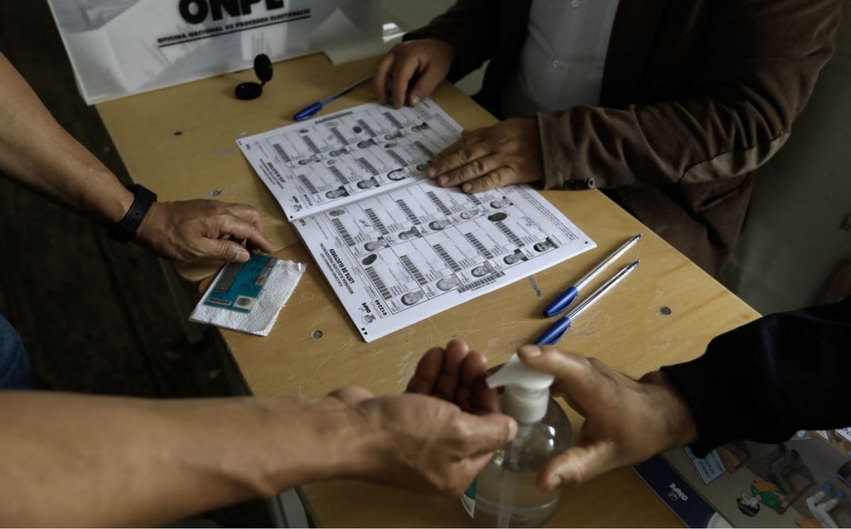 Votante recibe gel antibacterial tras emitir su voto en Tacabamba, Perú. 6 de junio de 2021. (Angela Ponce/Getty Images)