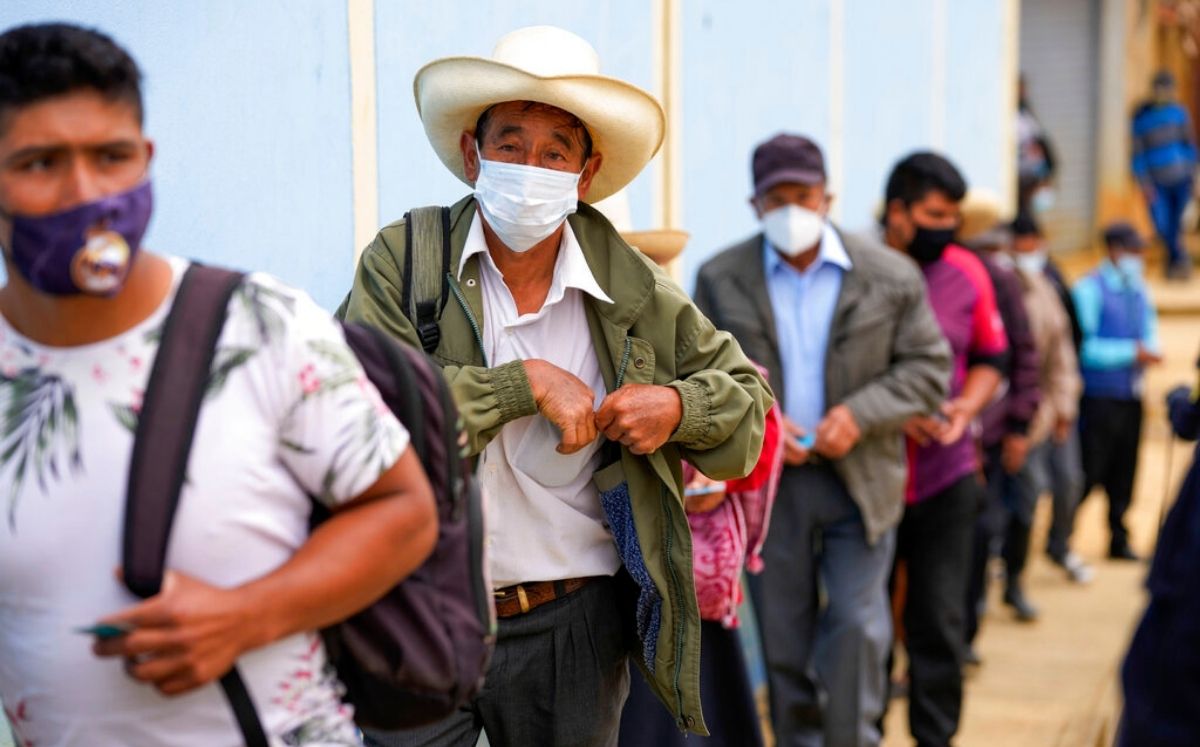 Votantes hacen fila en un colegio electoral en Tacabamba, Perú, el domingo 6 de junio de 2021. ( AP/Martín Mejía)